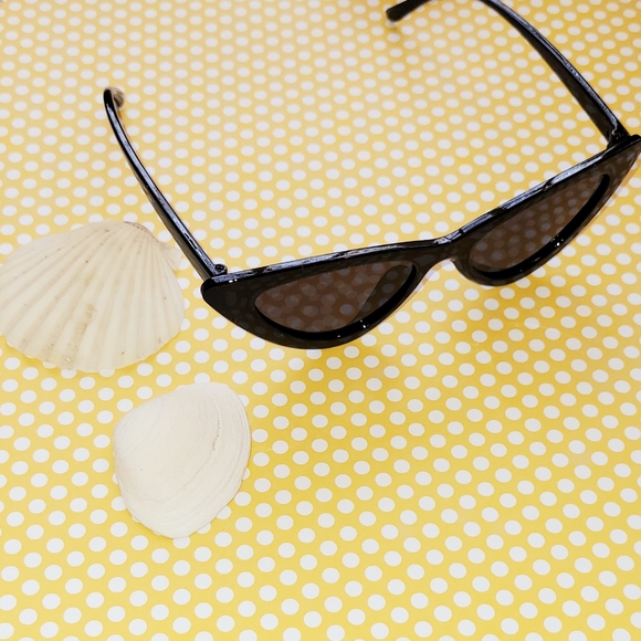 New - Womens Black Cat Eye Polarized UV Protection Sporty Sunglasses - Picture 3 of 3